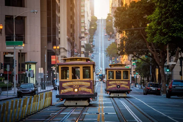 Teleféricos de San Francisco en California Street al amanecer, California, EE.UU. — Foto de Stock