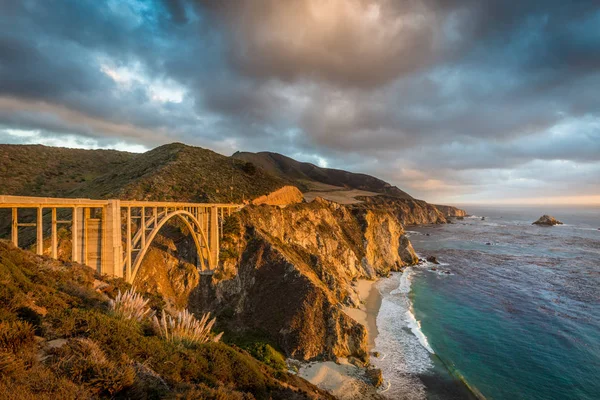 Puente Bixby a lo largo de la autopista 1 al atardecer, Big Sur, California, EE.UU. —  Fotos de Stock