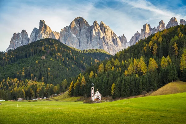 Kyrkan i St Johann av Nepomuk med Odle grupp i Dolomiterna, Sydtyrolen, Italien — Stockfoto