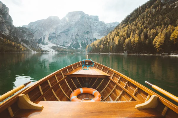 Barco a remo tradicional em um lago nos Alpes no outono — Fotografia de Stock