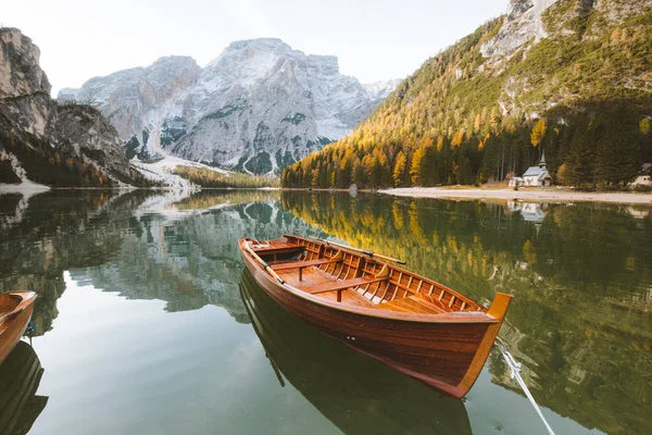 Barco a remo tradicional em um lago nos Alpes no outono — Fotografia de Stock