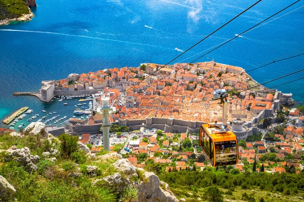 Cidade velha de Dubrovnik com teleférico ascendendo montanha Srd, Dalmácia, Croácia — Fotografia de Stock