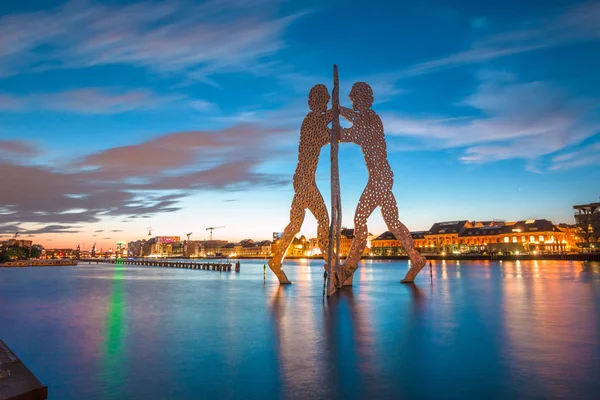 与分子人雕塑在日落时施普雷河的柏林天际线 — 图库照片