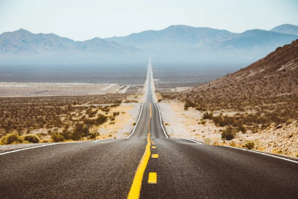 Klassiek uitzicht op de snelweg in het Amerikaanse westen — Stockfoto