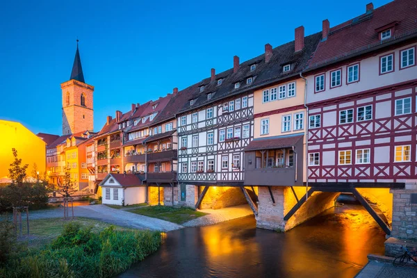Historické centrum města Erfurt se slavným mostem Kraemerbruecke — Stock fotografie