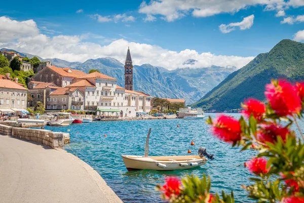 Cidade histórica de Perast na Baía de Kotor no verão, Montenegro — Fotografia de Stock