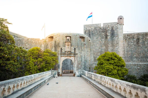 Oude stadspoort van Dubrovnik bij zonsopgang, Dalmatië, Kroatië — Stockfoto