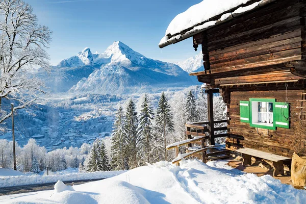 Alpine berglandschap met cabine in de winter — Stockfoto