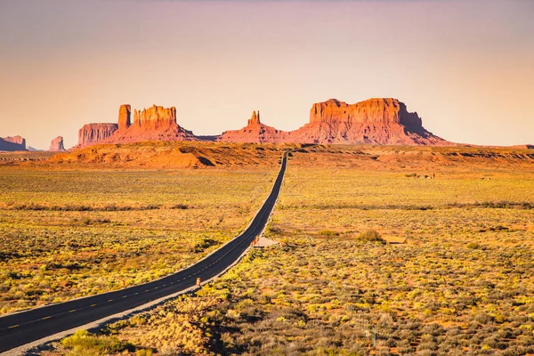 Vista clásica de la autopista en Monument Valley al atardecer, Estados Unidos —  Fotos de Stock