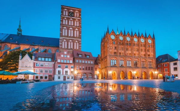 Cidade histórica de Stralsund no crepúsculo, Mecklemburgo-Pomerânia Ocidental, Alemanha — Fotografia de Stock