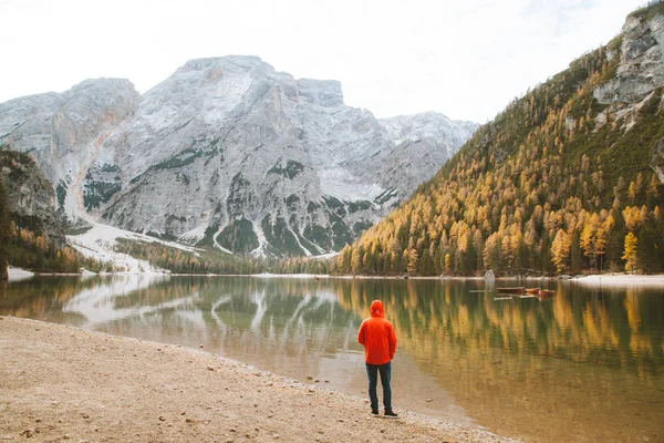 Junger Mann beobachtet Sonnenaufgang am Pragser See, Südtirol, Italien — Stockfoto