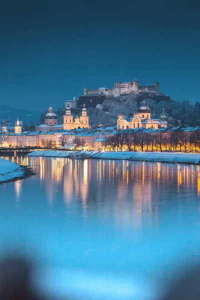 萨尔茨堡老城区在黄昏的冬天，奥地利 — 图库照片