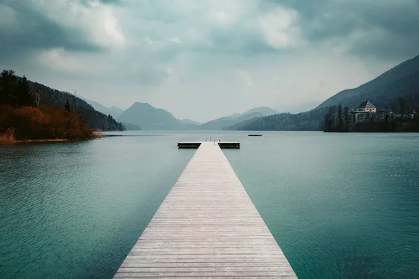 Palcoscenico in legno con lago alpino in estate — Foto Stock