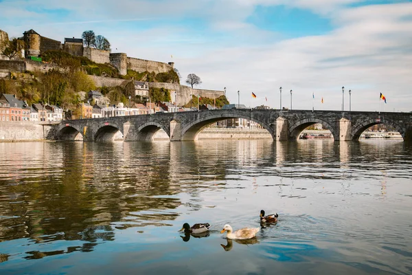 Ville historique de Namur avec le Vieux Pont et la Meuse, Wallonie, Belgique — Photo