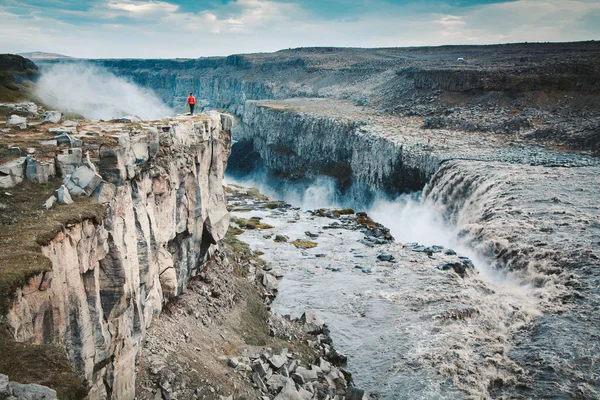 Турист на гигантском водопаде Деттифосс в Исландии — стоковое фото