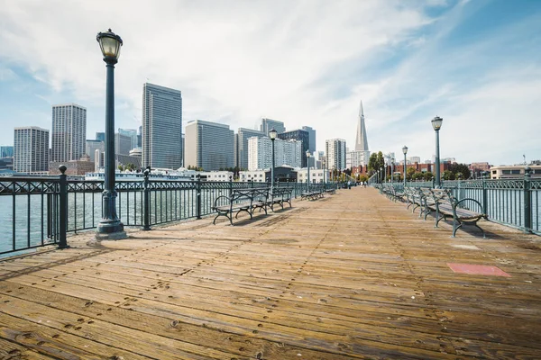 Historischer Pier 7 mit Finanzdistrikt San Francisco, Kalifornien, USA — Stockfoto