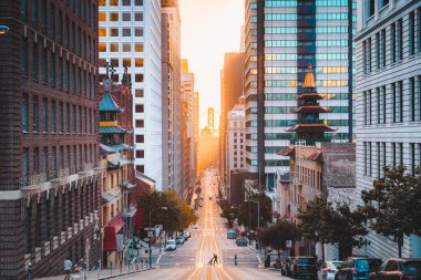 Gün doğumunda California Street ile Downtown San Francisco, San Francisco, Abd