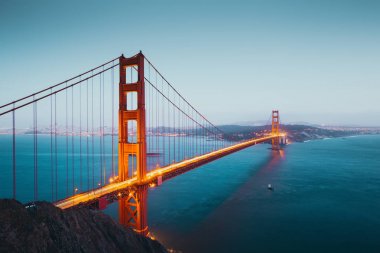 Alacakaranlıkta Golden Gate Köprüsü, San Francisco, Kaliforniya, Abd
