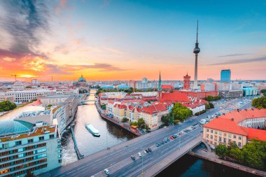 Günbatımında Spree nehri ile Berlin ufuk çizgisi, Almanya