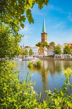 Yazın Trave nehri ile Luebeck tarihi kenti, Schleswig-Holstein, Almanya