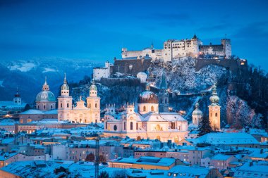 Salzburg Altstadt kış alacakaranlıkta, Avusturya