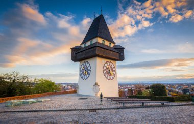 Gün batımında Graz saat kulesi, Graz, Styria, Avusturya