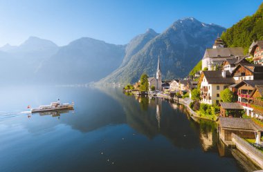 Yaz aylarında gemi ile Hallstatt Klasik görünümü, Avusturya