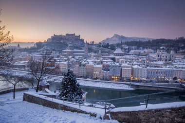 Kışın gün doğumunda tarihi Salzburg kenti, Avusturya