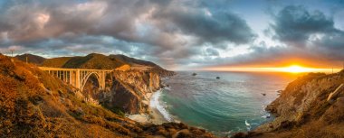 Gün batımında 1 No'lu Otoyol boyunca Bixby Köprüsü, Big Sur, California, Abd