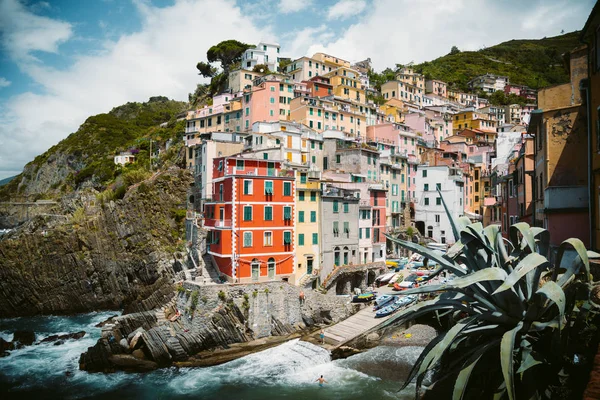 Klasický pohled na Riomaggiore, Cinque Terre, Itálie — Stock fotografie