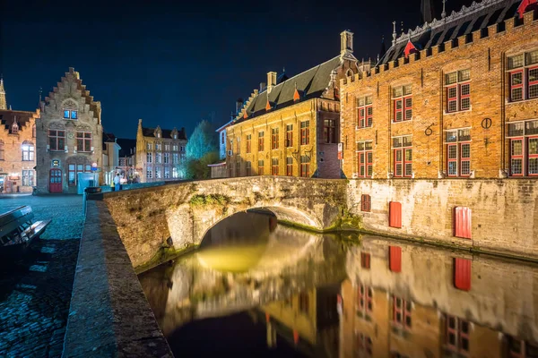 Città storica di Brugge di notte, Fiandre, Belgio — Foto Stock