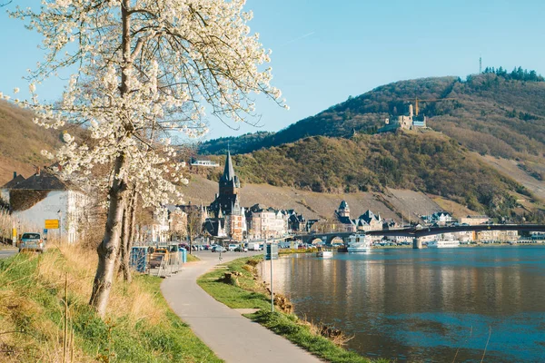 Den historiska staden Bernkastel-Kues med floden Mosel på våren, Rheinland-Pfalz, Tyskland — Stockfoto