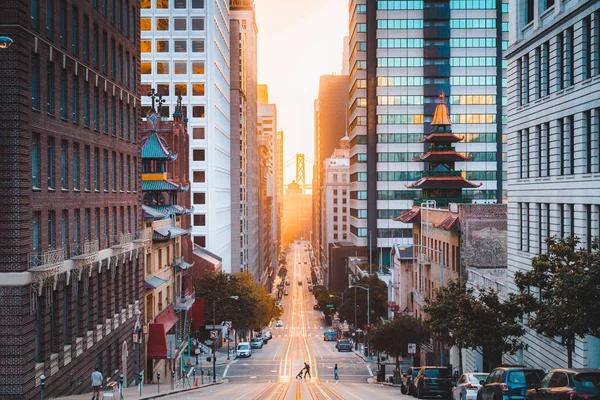 Downtown San Francisco com California Street ao nascer do sol, San Francisco, EUA — Fotografia de Stock