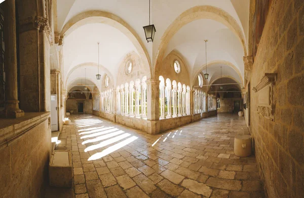 Patio de la Iglesia Franciscana y Monasterio, Dubrovnik, Croacia — Foto de Stock