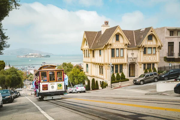 サンフランシスコのケーブルカーが丘を登る、カリフォルニア、アメリカ — ストック写真