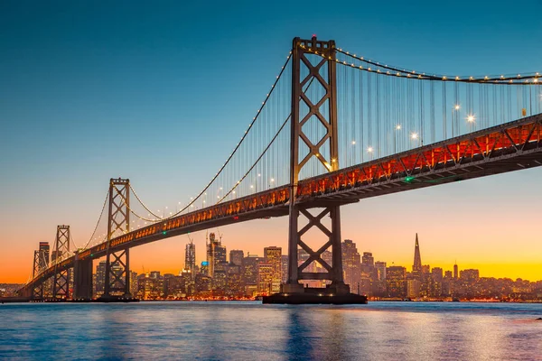 San Francisco skyline with Oakland Bay Bridge at sunset, California, USA — Stock Photo, Image