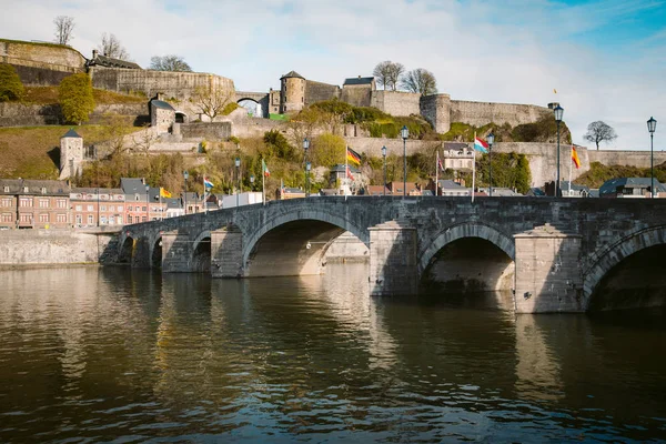 Zabytkowe miasto Namur ze starym mostem i rzeką Mozą, Wallonia, Belgia — Zdjęcie stockowe