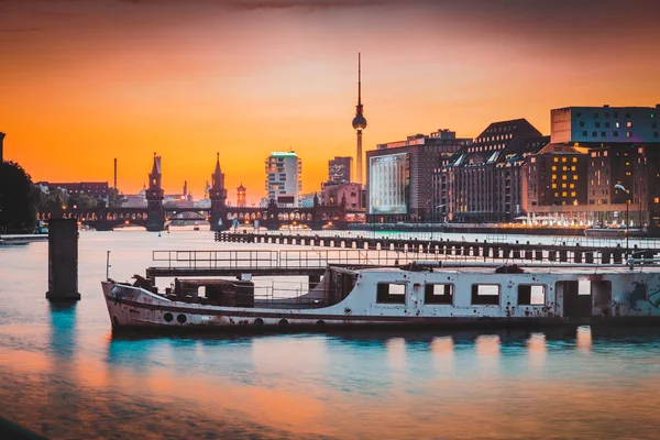 Berlin Skyline a régi hajó roncsa Spree folyó a Dusk, Németország — Stock Fotó