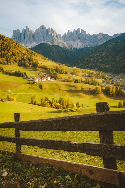 Val di Funes dans les Dolomites au coucher du soleil, Tyrol du Sud. Italie — Photo