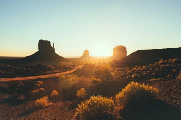 日の出、アリゾナ州、米国でモニュメント バレー — ストック写真