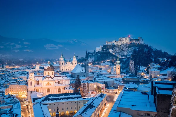 Klassischer blick auf salzburg zur weihnachtszeit im winter, österreich — Stockfoto