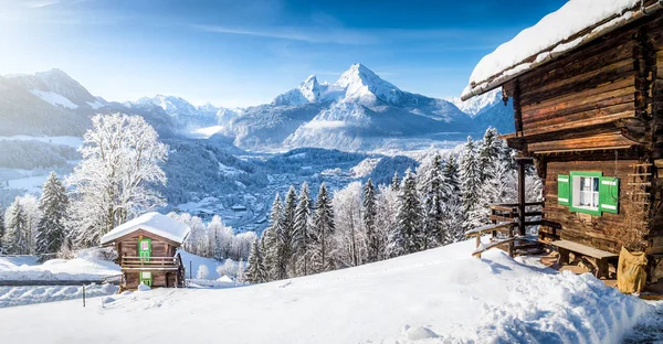 Winterwunderland mit Berghütten in den Alpen — Stockfoto