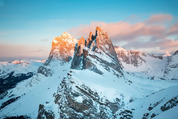 Sommets montagneux de Seceda dans les Dolomites au coucher du soleil en hiver, Tyrol du Sud, Italie — Photo