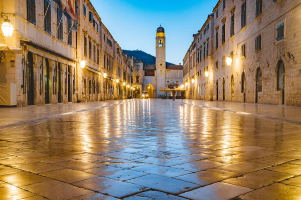 De oude binnenstad van Dubrovnik in de schemering, Dalmatië, Kroatië — Stockfoto