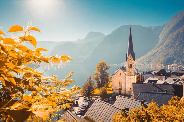 Hallstatt-dorp met kerktoren in de zomer, Salzkammergut, Oostenrijk — Stockfoto