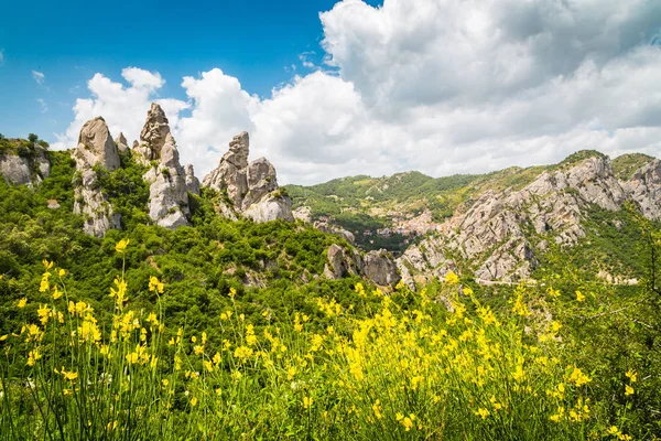 Οι Δολομίτες Lucan με το χωριό Castelmezzano το καλοκαίρι, Μπαζιλικάτα, Ιταλία — Φωτογραφία Αρχείου