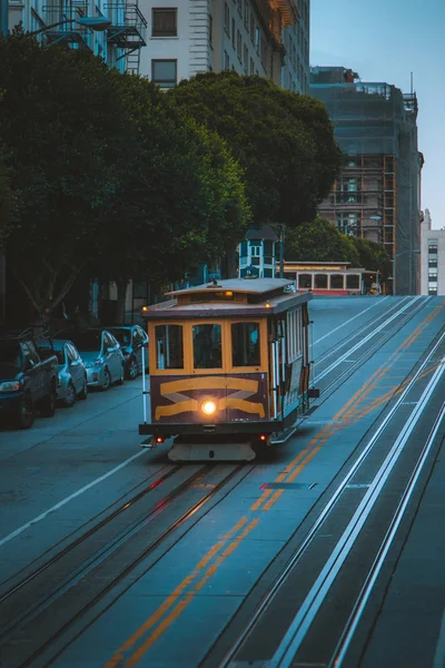 Zabytkowa Kolejka San Francisco na słynnej ulicy California nocą — Zdjęcie stockowe