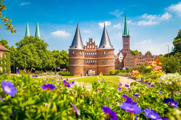 Ιστορική πόλη Luebeck με διάσημη πύλη Holstentor το καλοκαίρι, Σλέσβιχ-Χολστάιν, Βόρεια Γερμανία — Φωτογραφία Αρχείου