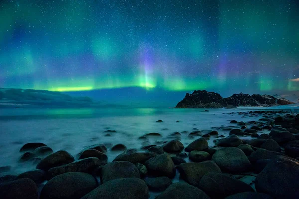 Verbazingwekkende Aurora Borealis dansen over beroemde Uttakleiv strand, Scandinavië — Stockfoto