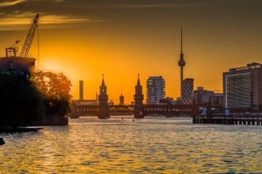 Günbatımında Spree nehri ile Berlin ufuk çizgisi, Almanya
